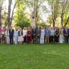 Les autoritats locals, davant l’estàtua de l’alcalde Fuster als Camps Elisis, durant la celebració del Dia de la Ciutat.