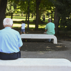 Gent gran gaudint del bon temps en un parc.