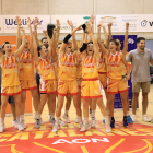 La plantilla del Robles Força Lleida celebra la conquesta del seu primer títol de la Lliga Femenina LF2.