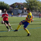 Un jugador del Bellpuig perllonga la pilota davant d’un rival a la zona ampla.