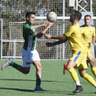 Un jugador de l’Alguaire i un del Joanenc pugnen pel control de la pilota.