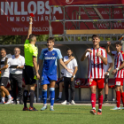 Mateo Enríquez, incrèdul, en el moment que el col·legiat li mostra la targeta roja.