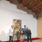 Eloi Bergós, Anna Ponsatí, Jesús Navarro, Tomàs Cusiné i Mireia González-Antó, davant d’una de les obres.