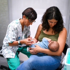 Una infermera inocula la vacuna a un nadó ahir en un CAP de la ciutat de Barcelona.