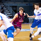 Djordje Simeunovic, amb el dorsal 33, defensant Rafa Villar en un partit de la temporada passada.