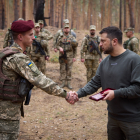 El president d’Ucraïna, Volodímir Zelenski, va visitar ahir les tropes establertes al nord-oest del país.