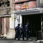 Agents de la Policia Judicial accedeixen a la discoteca Fonda Milagros, arrasada per les flames.