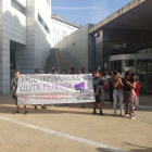 Imatge de la protesta ahir al matí al jutjat de Lleida.