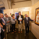 El crític d’art Josep Miquel Garcia, que va guiar la primera visita a l’exposició, davant l’original de Dalí ‘DNA. L’escala de Jacob’.