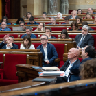 Aragonès responent al cap de l’oposició, Salvador Illa, ahir en el ple del Parlament.