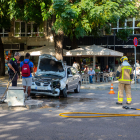 Un cotxe enderroca un semàfor i el radar de l'avinguda Madrid