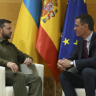 Pedro Sánchez conversa amb el president d’Ucraïna, Volodímir Zelenski, a la cimera de Granada.