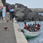 Una de les barcasses que van arribar ahir a l’illa canària d’El Hierro.