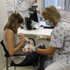 Un dels primers nadons que van rebre ahir la vacuna contra la bronquiolitis.