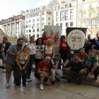 Fotografia de grup ahir durant les activitats que es van celebrar a la plaça Sant Joan de Lleida.