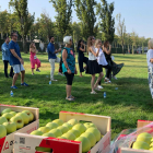 Metges del congrés van participar en un ball popular a la canalització del riu Segre.