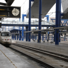 Un tren d’alta velocitat en primer terme i un regional al fons a l’estació de Lleida.