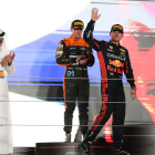 Max Verstappen saluda des del podi del Gran Premi de Qatar.