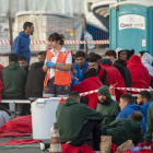 Creu Roja auxilia migrants rescatats ahir quan intentaven arribar a Lanzarote.