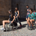Alumnes en cadires de rodes pel centre de la Seu.