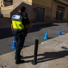 Un dels carrers tallats amb agents informant de la mesura.