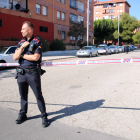 Un agent dels Mossos d’Esquadra vigila la zona on va ocórrer el tiroteig, que va ser acordonada.