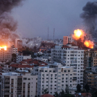 Columnes de fum arran de diversos bombardejos d’Israel contra la Franja de Gaza.