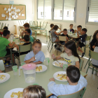 Alumnes del centre al menjador escolar.