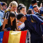 Ansu Fati, firmant autògrafs a l’arribada de l’equip a Sevilla.