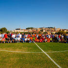 Jugadors actuals i d’altres èpoques, exentrenadors, expresidents i actuals directius van posar junts al remodelat camp.