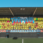Foto de família de tots els jugadors i jugadores, a més de tècnics de l’Escola de Futbol de la UE Tàrrega.