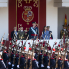 La Guàrdia Reial passa per davant de la tribuna on es troba la princesa Elionor, el rei Felip VI i la reina Letícia.