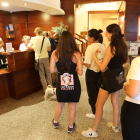 Alguns dels clients que van arribar ahir a l’Hotel Pessets de Sort.