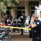 Policia i equips sanitaris acudeixen a l’institut d’Arràs després de l’atac del jove txetxè.