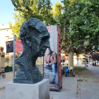 El bust de Lluís Companys, ahir davant del Teatre de l’Escorxador.