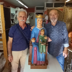 Manel Casals i l’escultor Carlos Arrabal, amb la marededéu.