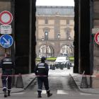 La Policia acordona una de les zones d’accés al Museu del Louvre de París.