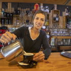 Nàdia Tolsà regenta el bar Lo Centro a Maldà.