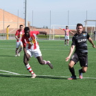 Un jugador del Gimenells juga la pilota davant la pressió d’un de l’Alcoletge.