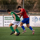 Un jugador de l’Alguaire pugna amb un rival.