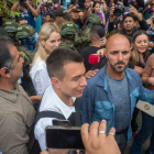 El candidat Daniel Noboa arriba a un col·legi electoral per votar.