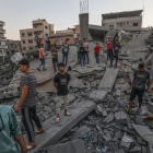 Palestins inspeccionant un dels edificis enderrocats pels atacs israelians.