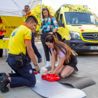 Un professional del SEM ensenyant ahir a Lleida tècniques de reanimació cardiopulmonar.