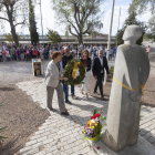 El president Aragonès, davant la tomba de Companys al cementiri de Montjuïc.