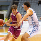 Rafa Villar, en una acció durant el primer partit contra el Gipuzkoa.