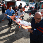 Sanitaris palestins evacuen un nen ferit després de bombardejos israelians al sud de la Franja de Gaza.