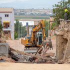 Els treballs per demolir el pont del carrer Lleida que salvava l’antic traçat del Carrilet.