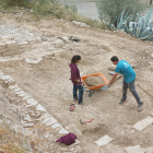 Arqueòlegs a les actuals excavacions a la zona sud del castell medieval de Tàrrega.