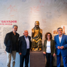 Representants de la Generalitat, el director del Museu de Lleida i Nadal Cabiscol, al costat de l’escultura.