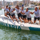 Míriam Oliva, la tercera per la dreta, celebra amb les companyes el títol mundial a Baiona.